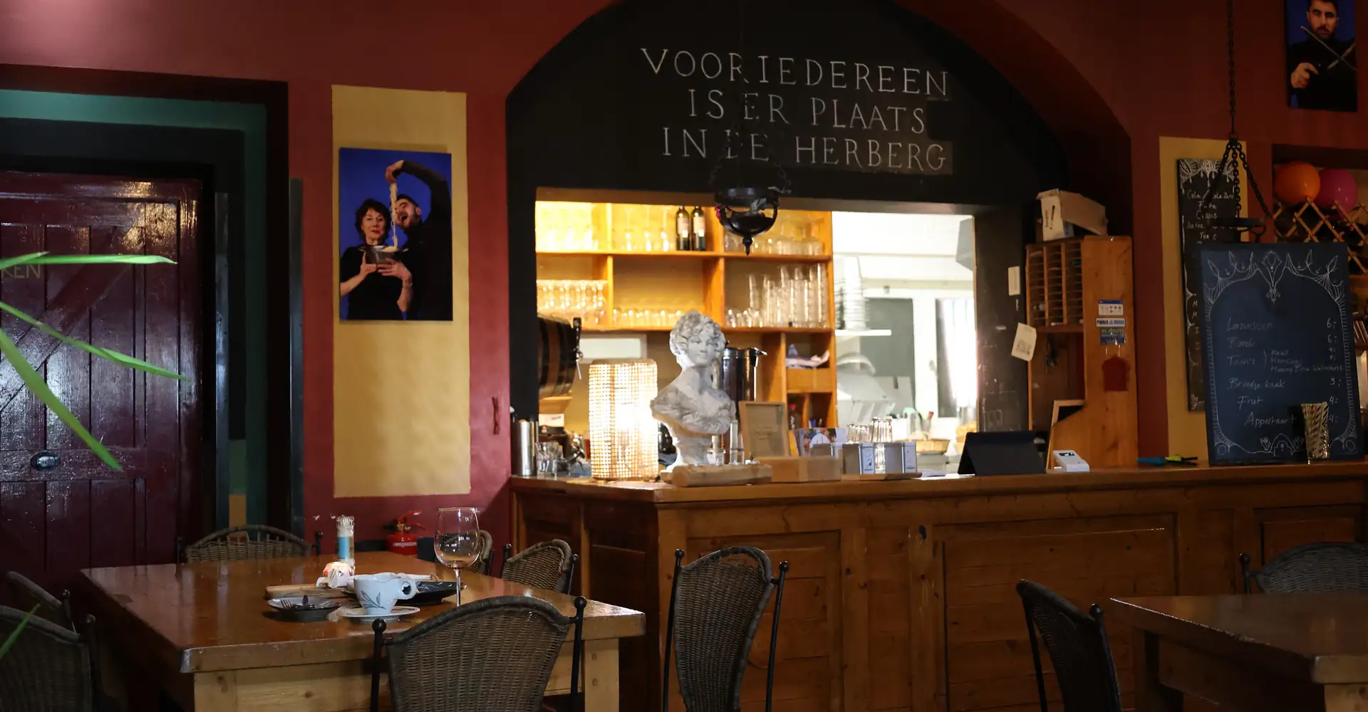 De bar van De Romeinse Herberg met de tekst Voor iedereen is er plaats in de Herberg boven de doorgeef