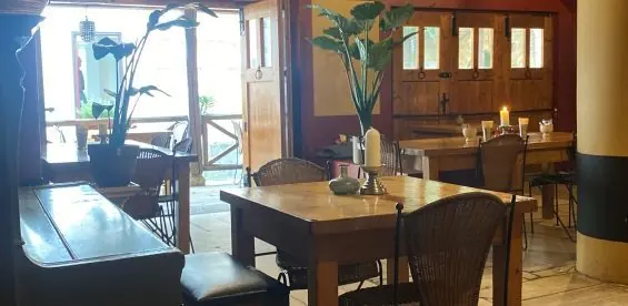 Tafel met kaarsje bij de openslaande deuren naar het terras
